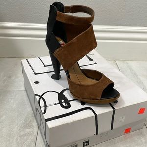 Dolce Vita Camel & Black Suede Heels (8)